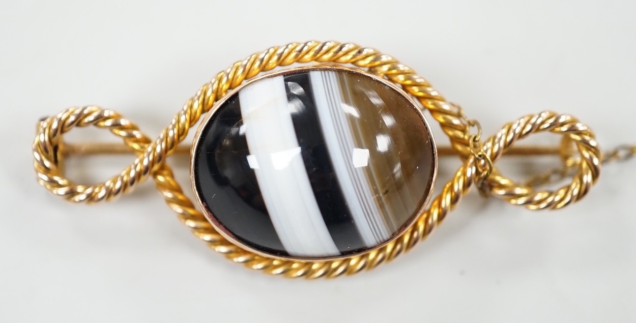 An Edwardian 15ct and banded agate set brooch, with rope twist border, 46mm, gross weight 8.2 grams.